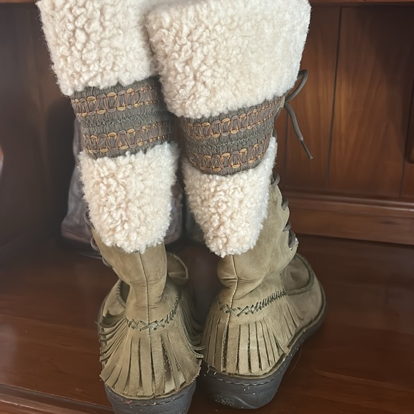 Ugg Boots with Fringe - Picture 4 of 10